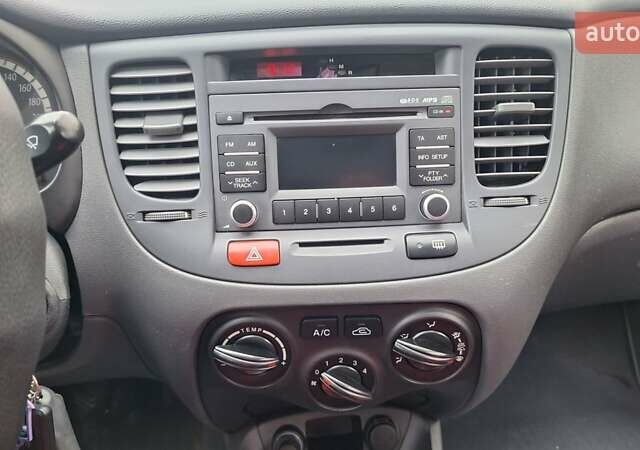 Красный Киа Рио, объемом двигателя 1.4 л и пробегом 180 тыс. км за 4750 $, фото 14 на Automoto.ua