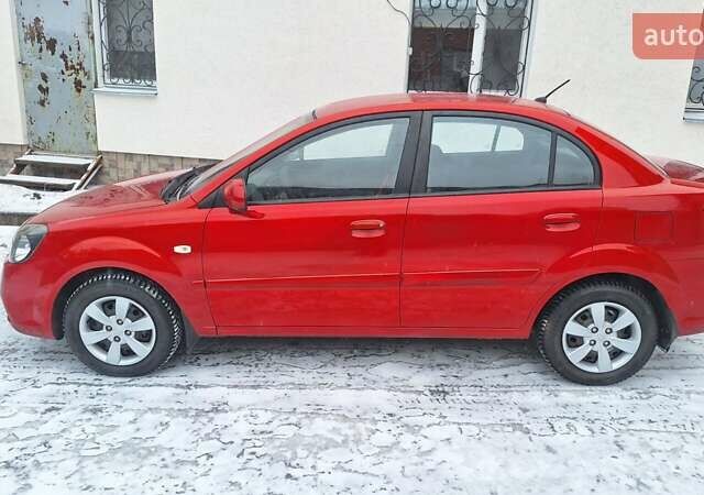 Красный Киа Рио, объемом двигателя 1.4 л и пробегом 180 тыс. км за 4750 $, фото 2 на Automoto.ua