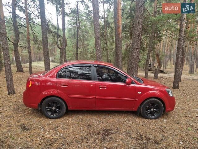Красный Киа Рио, объемом двигателя 1.4 л и пробегом 275 тыс. км за 4250 $, фото 3 на Automoto.ua