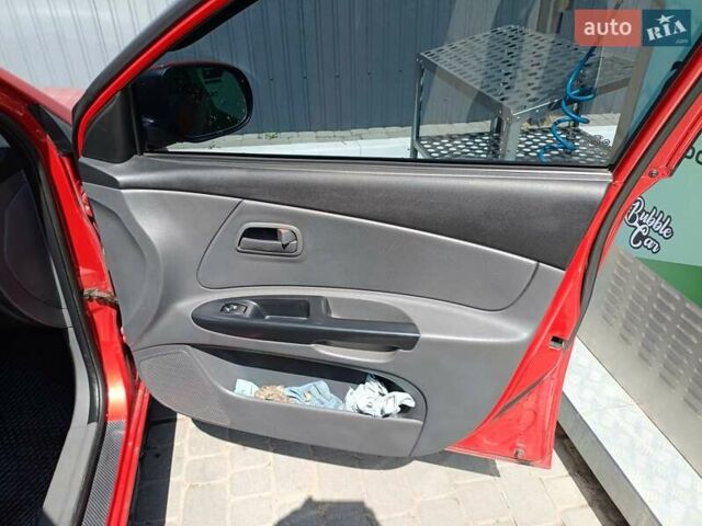 Красный Киа Рио, объемом двигателя 1.4 л и пробегом 331 тыс. км за 4750 $, фото 12 на Automoto.ua