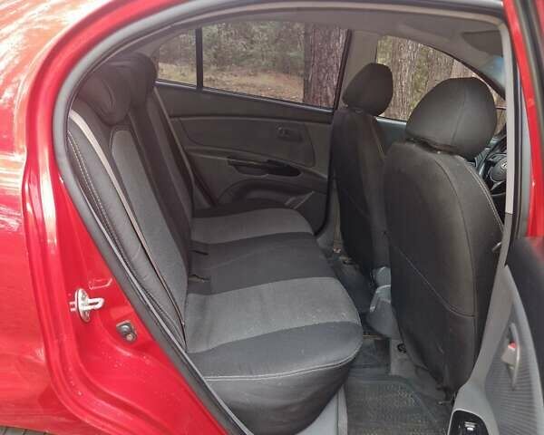 Красный Киа Рио, объемом двигателя 1.4 л и пробегом 275 тыс. км за 4250 $, фото 1 на Automoto.ua