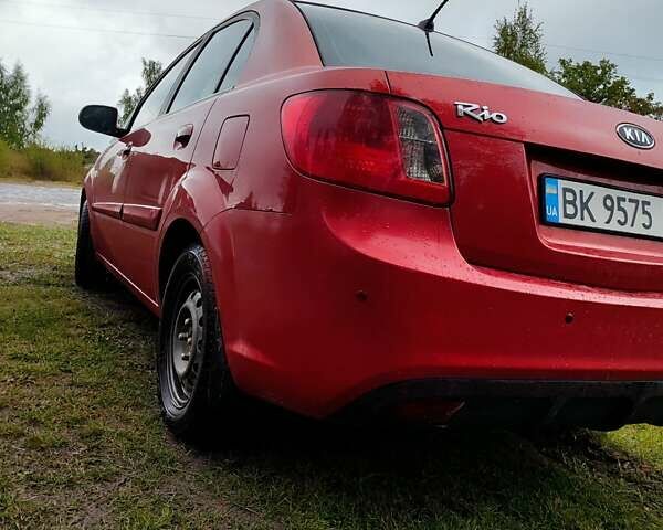 Красный Киа Рио, объемом двигателя 1.4 л и пробегом 210 тыс. км за 4600 $, фото 2 на Automoto.ua