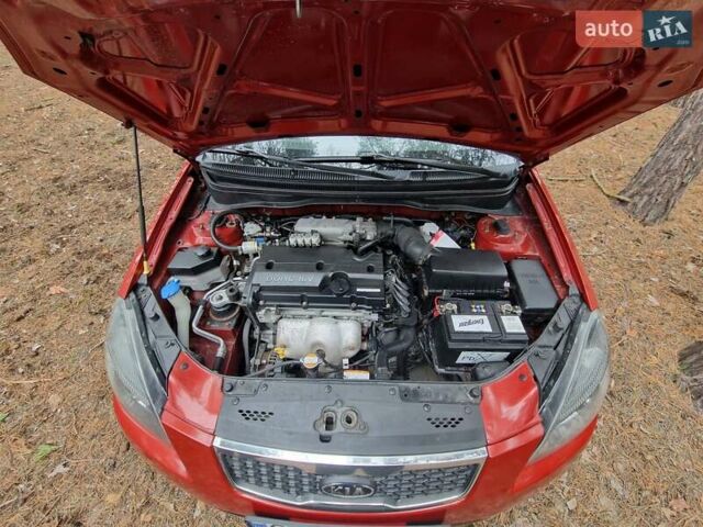 Красный Киа Рио, объемом двигателя 1.4 л и пробегом 275 тыс. км за 4250 $, фото 7 на Automoto.ua