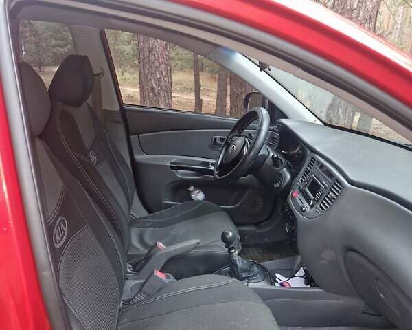 Красный Киа Рио, объемом двигателя 1.4 л и пробегом 275 тыс. км за 4250 $, фото 2 на Automoto.ua