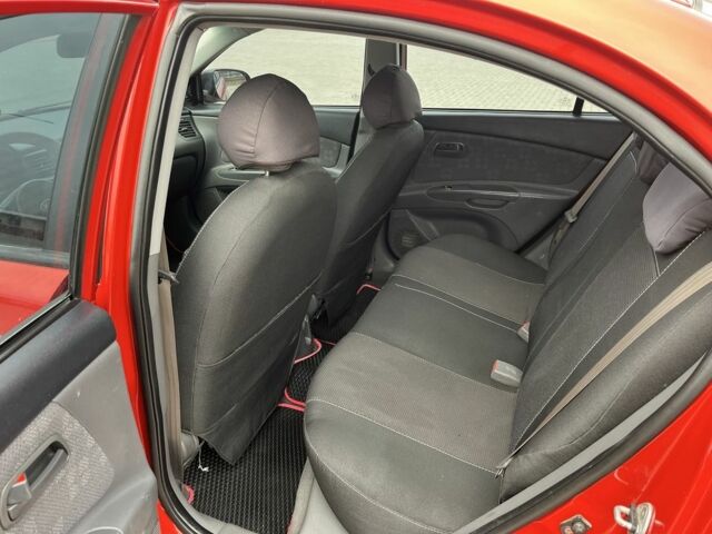 Червоний Кіа Ріо, об'ємом двигуна 1.4 л та пробігом 250 тис. км за 3800 $, фото 7 на Automoto.ua