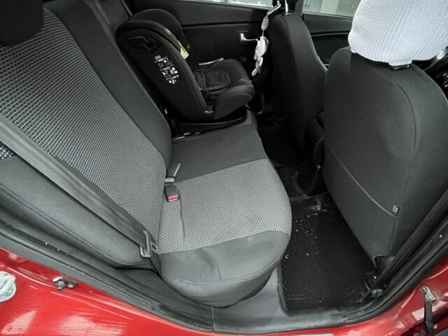 Червоний Кіа Ріо, об'ємом двигуна 1.4 л та пробігом 212 тис. км за 6000 $, фото 8 на Automoto.ua