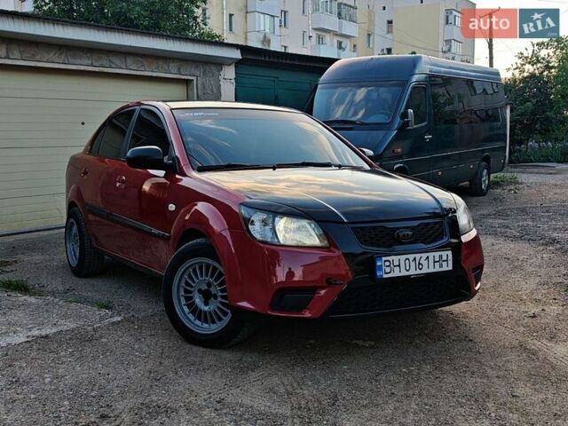Красный Киа Рио, объемом двигателя 1.4 л и пробегом 300 тыс. км за 4200 $, фото 1 на Automoto.ua