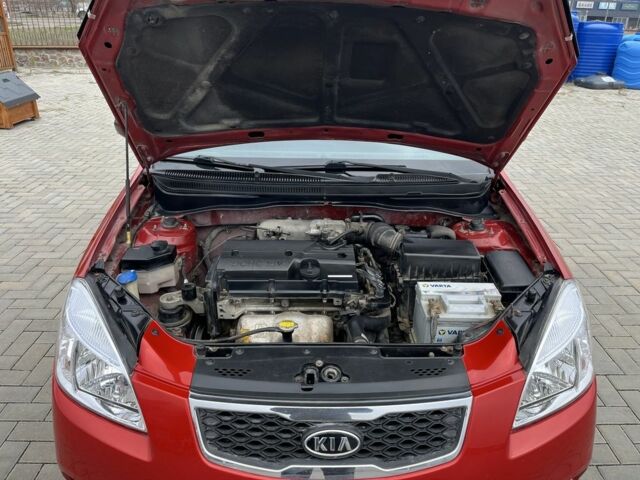 Червоний Кіа Ріо, об'ємом двигуна 1.4 л та пробігом 250 тис. км за 3800 $, фото 9 на Automoto.ua