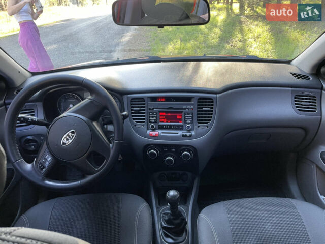 Червоний Кіа Ріо, об'ємом двигуна 1.4 л та пробігом 155 тис. км за 6500 $, фото 8 на Automoto.ua