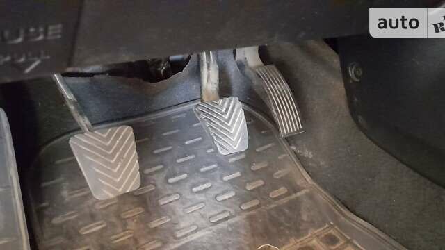 Красный Киа Рио, объемом двигателя 1.4 л и пробегом 319 тыс. км за 6000 $, фото 18 на Automoto.ua