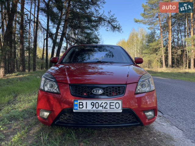 Червоний Кіа Ріо, об'ємом двигуна 1.4 л та пробігом 155 тис. км за 6500 $, фото 1 на Automoto.ua