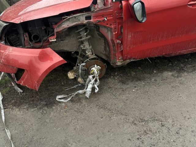 Красный Киа Рио, объемом двигателя 1.4 л и пробегом 200 тыс. км за 2500 $, фото 4 на Automoto.ua