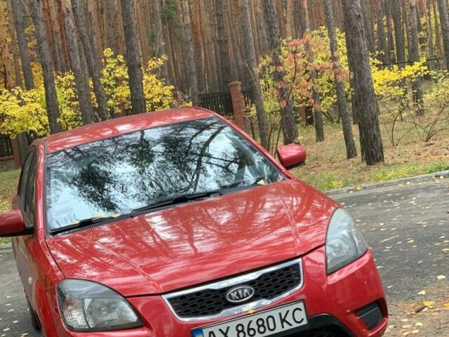 Красный Киа Рио, объемом двигателя 1.4 л и пробегом 213 тыс. км за 5000 $, фото 1 на Automoto.ua