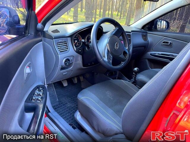 Красный Киа Рио, объемом двигателя 1.4 л и пробегом 155 тыс. км за 6700 $, фото 7 на Automoto.ua