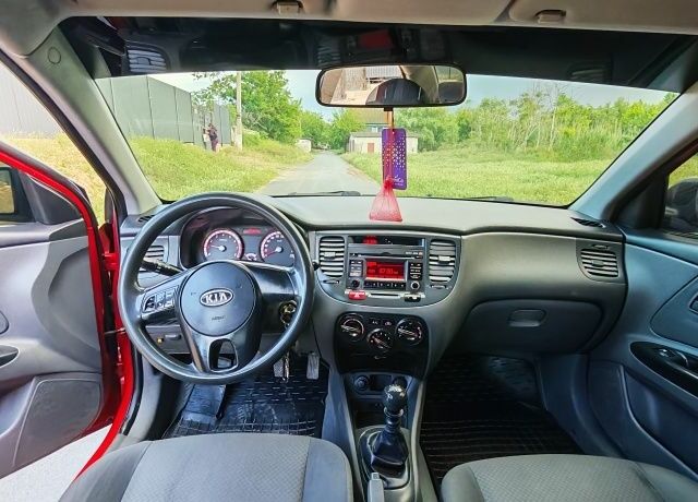 Червоний Кіа Ріо, об'ємом двигуна 1.4 л та пробігом 208 тис. км за 3950 $, фото 13 на Automoto.ua