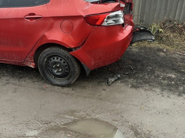 Красный Киа Рио, объемом двигателя 1.4 л и пробегом 200 тыс. км за 2500 $, фото 3 на Automoto.ua