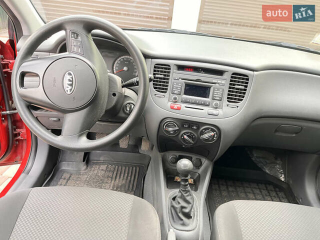 Червоний Кіа Ріо, об'ємом двигуна 1.4 л та пробігом 46 тис. км за 6200 $, фото 7 на Automoto.ua