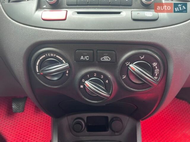 Красный Киа Рио, объемом двигателя 1.4 л и пробегом 113 тыс. км за 5100 $, фото 24 на Automoto.ua