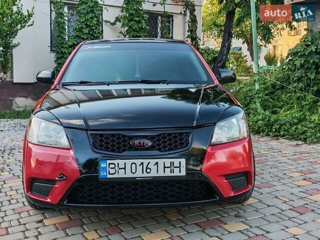 Красный Киа Рио, объемом двигателя 1.4 л и пробегом 300 тыс. км за 4200 $, фото 4 на Automoto.ua