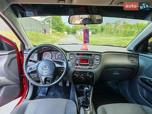 Красный Киа Рио, объемом двигателя 1.4 л и пробегом 300 тыс. км за 4200 $, фото 13 на Automoto.ua