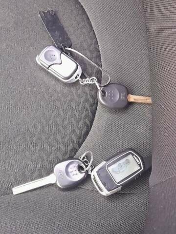 Красный Киа Рио, объемом двигателя 1.4 л и пробегом 319 тыс. км за 5700 $, фото 11 на Automoto.ua