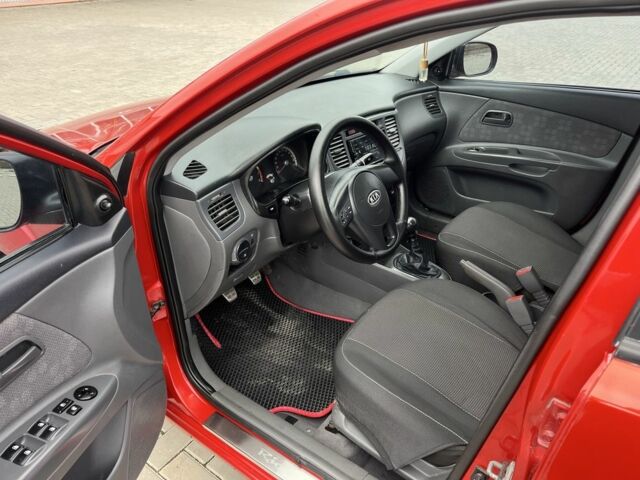 Червоний Кіа Ріо, об'ємом двигуна 1.4 л та пробігом 250 тис. км за 3800 $, фото 6 на Automoto.ua