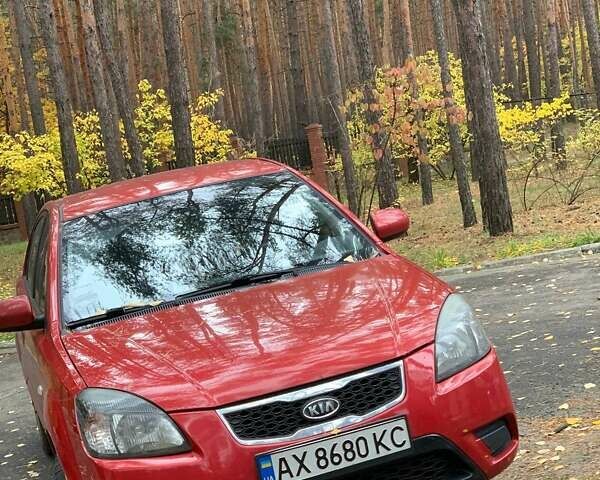 Красный Киа Рио, объемом двигателя 1.4 л и пробегом 213 тыс. км за 5000 $, фото 1 на Automoto.ua