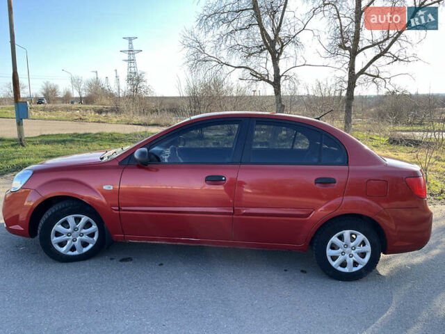 Красный Киа Рио, объемом двигателя 1.4 л и пробегом 398 тыс. км за 3600 $, фото 1 на Automoto.ua