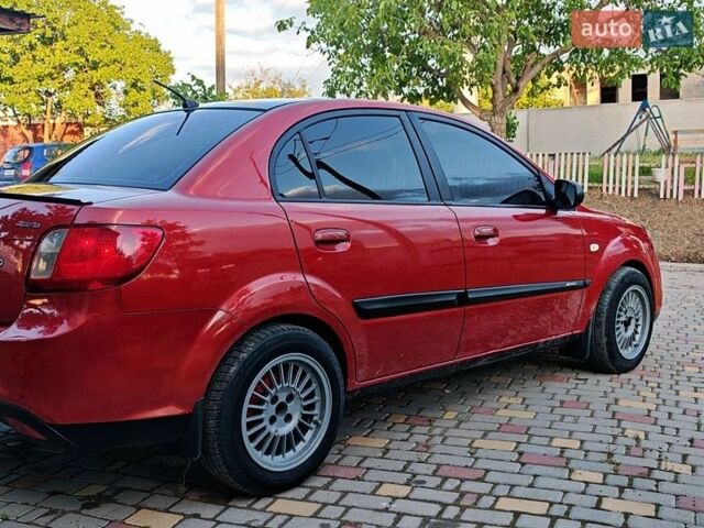 Красный Киа Рио, объемом двигателя 1.4 л и пробегом 300 тыс. км за 4200 $, фото 2 на Automoto.ua