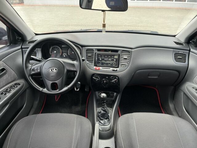 Червоний Кіа Ріо, об'ємом двигуна 1.4 л та пробігом 250 тис. км за 3800 $, фото 8 на Automoto.ua
