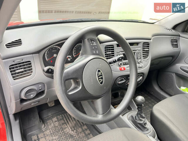 Червоний Кіа Ріо, об'ємом двигуна 1.4 л та пробігом 46 тис. км за 6200 $, фото 6 на Automoto.ua