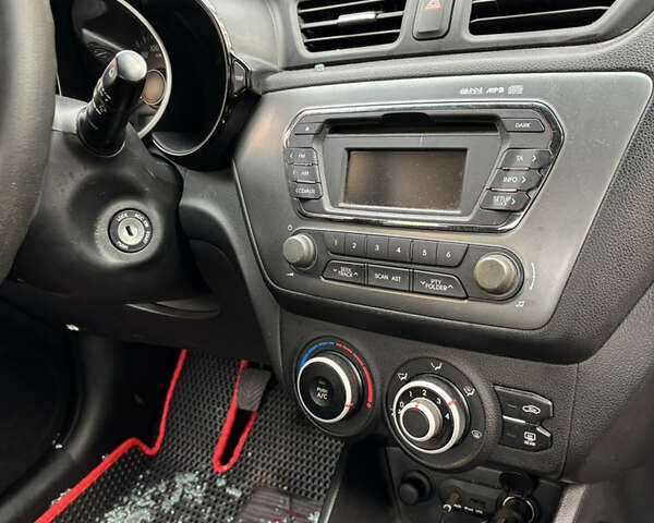 Червоний Кіа Ріо, об'ємом двигуна 1.4 л та пробігом 165 тис. км за 4500 $, фото 5 на Automoto.ua