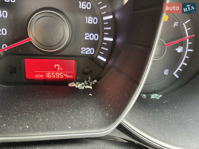 Червоний Кіа Ріо, об'ємом двигуна 1.4 л та пробігом 165 тис. км за 4500 $, фото 7 на Automoto.ua