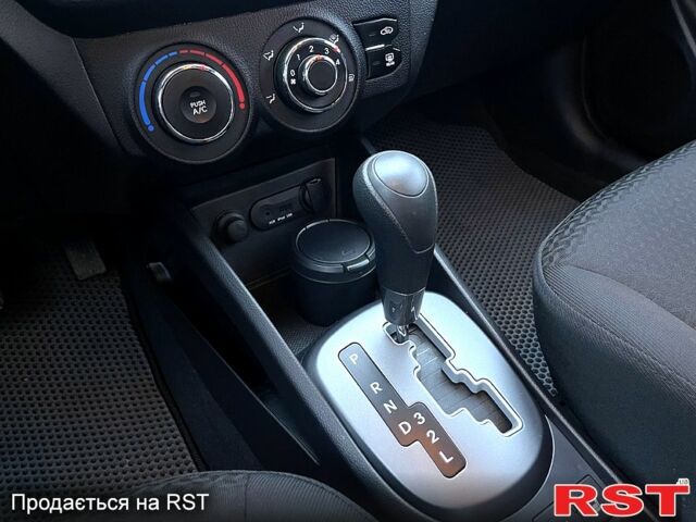 Червоний Кіа Ріо, об'ємом двигуна 1.6 л та пробігом 1130 тис. км за 9500 $, фото 12 на Automoto.ua