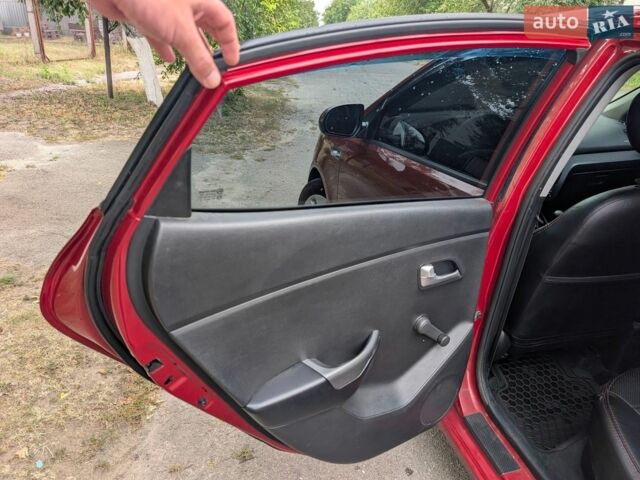 Красный Киа Рио, объемом двигателя 1.4 л и пробегом 181 тыс. км за 6800 $, фото 4 на Automoto.ua