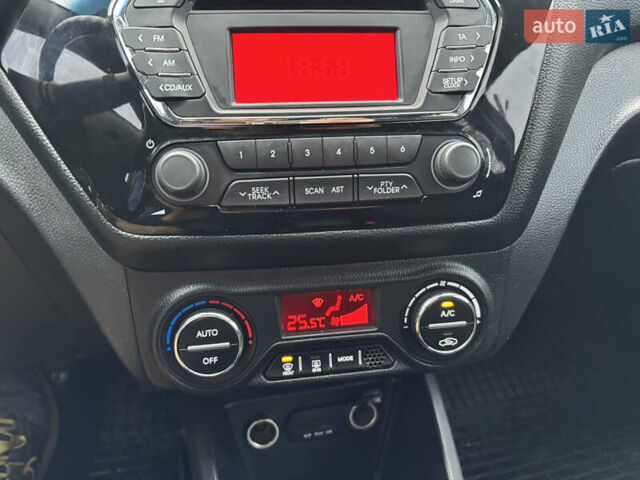 Червоний Кіа Ріо, об'ємом двигуна 1.59 л та пробігом 35 тис. км за 9999 $, фото 14 на Automoto.ua
