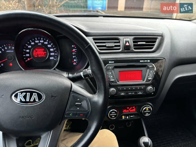 Червоний Кіа Ріо, об'ємом двигуна 1.6 л та пробігом 35 тис. км за 9998 $, фото 7 на Automoto.ua