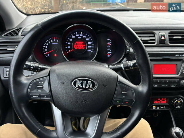 Красный Киа Рио, объемом двигателя 1.59 л и пробегом 35 тыс. км за 9999 $, фото 8 на Automoto.ua