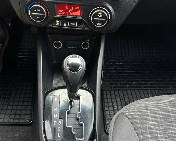 Червоний Кіа Ріо, об'ємом двигуна 1.59 л та пробігом 35 тис. км за 9999 $, фото 13 на Automoto.ua