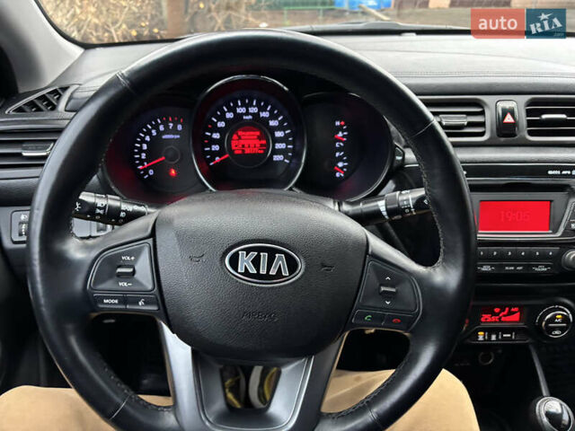 Красный Киа Рио, объемом двигателя 1.59 л и пробегом 35 тыс. км за 9999 $, фото 7 на Automoto.ua