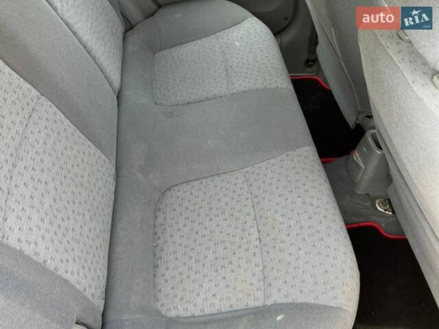 Красный Киа Рио, объемом двигателя 1.49 л и пробегом 380 тыс. км за 1950 $, фото 4 на Automoto.ua