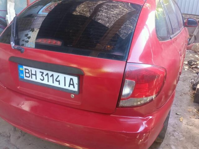 Красный Киа Рио, объемом двигателя 1.5 л и пробегом 300 тыс. км за 2500 $, фото 3 на Automoto.ua