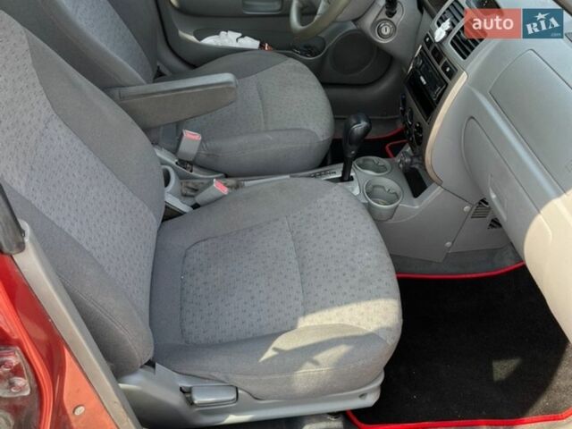 Красный Киа Рио, объемом двигателя 1.49 л и пробегом 380 тыс. км за 1950 $, фото 3 на Automoto.ua
