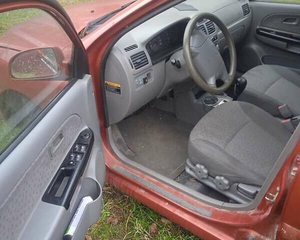Красный Киа Рио, объемом двигателя 1.5 л и пробегом 320 тыс. км за 1300 $, фото 3 на Automoto.ua