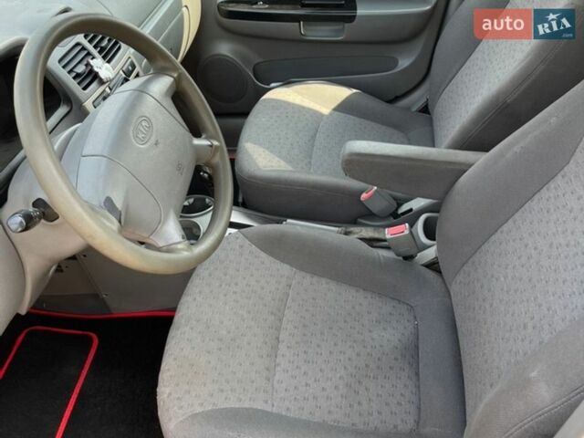 Красный Киа Рио, объемом двигателя 1.49 л и пробегом 380 тыс. км за 1950 $, фото 2 на Automoto.ua