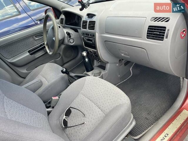 Червоний Кіа Ріо, об'ємом двигуна 1.5 л та пробігом 202 тис. км за 3200 $, фото 7 на Automoto.ua