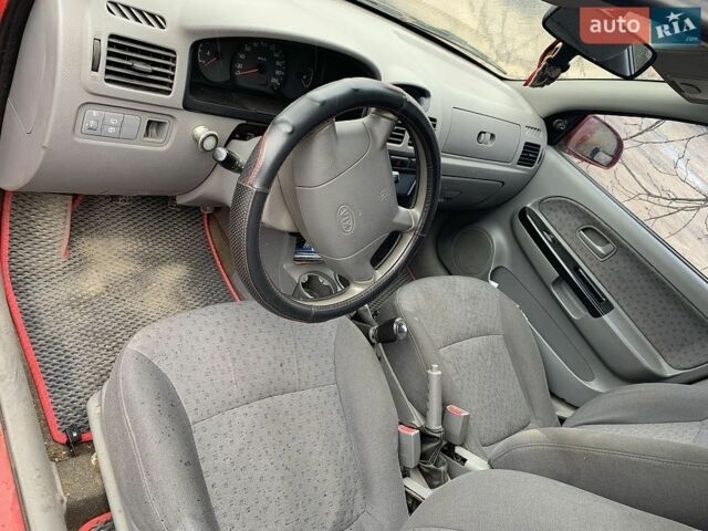 Красный Киа Рио, объемом двигателя 1.3 л и пробегом 280 тыс. км за 2204 $, фото 5 на Automoto.ua