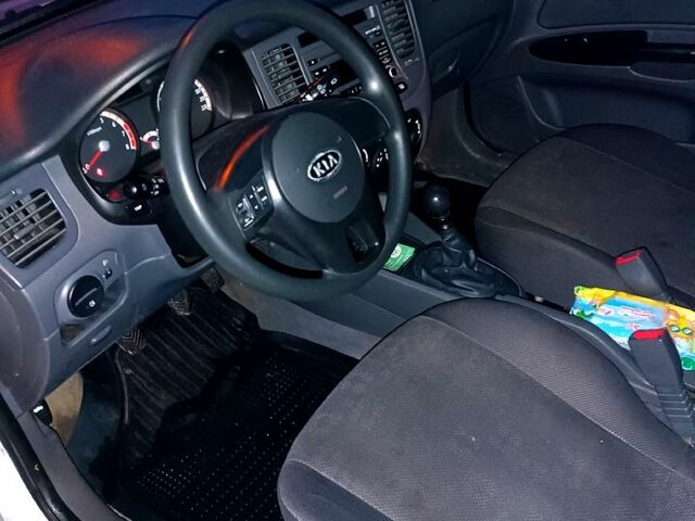 Киа Рио, объемом двигателя 16 л и пробегом 260 тыс. км за 4300 $, фото 3 на Automoto.ua
