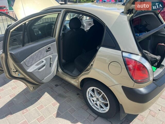 Желтый Киа Рио, объемом двигателя 1.4 л и пробегом 221 тыс. км за 4300 $, фото 4 на Automoto.ua