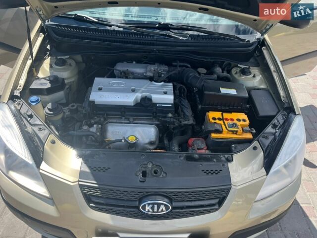 Желтый Киа Рио, объемом двигателя 1.4 л и пробегом 221 тыс. км за 4300 $, фото 1 на Automoto.ua